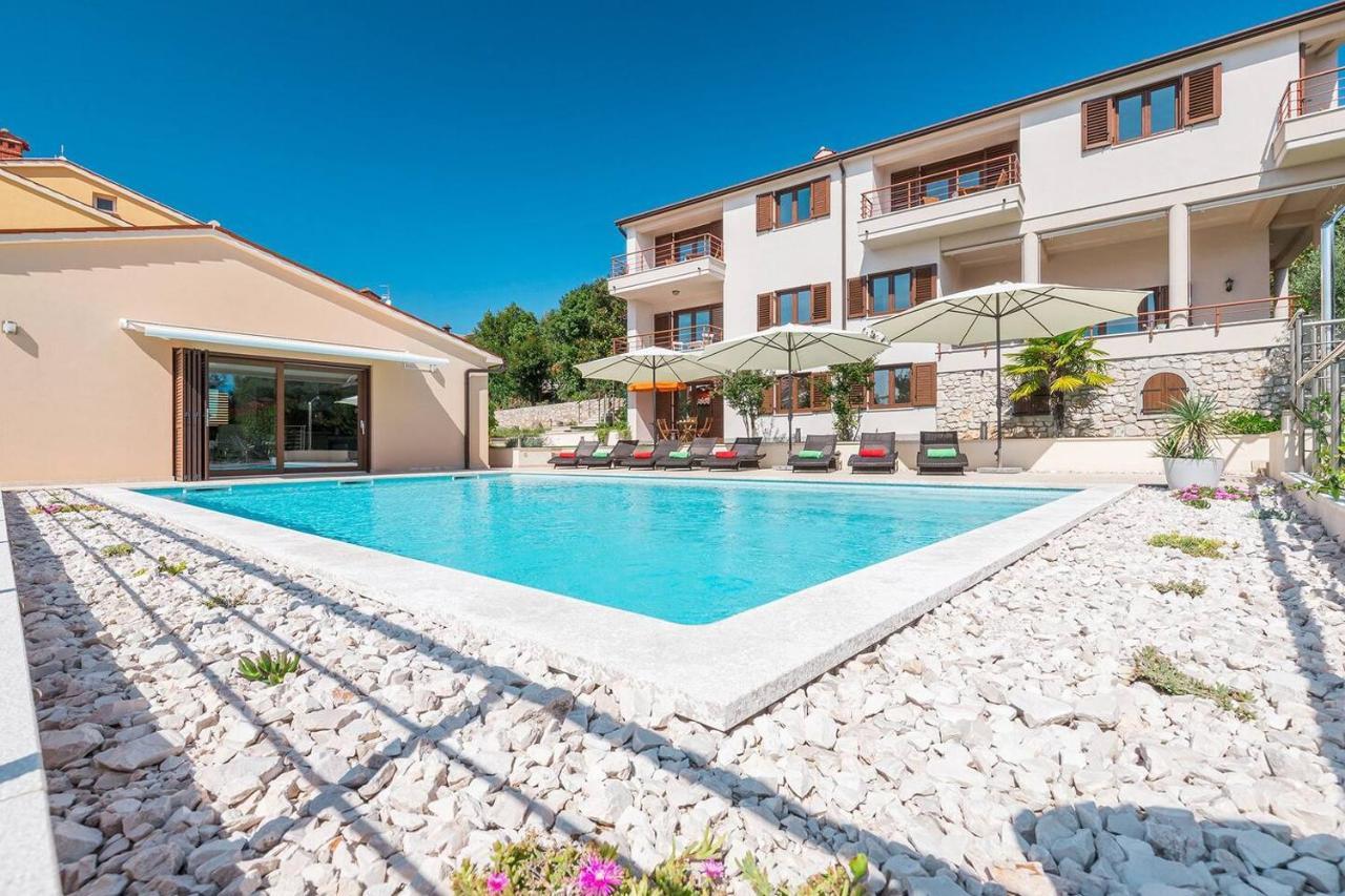 E&T Apartments With A Beautiful Pool Rabac Exteriör bild