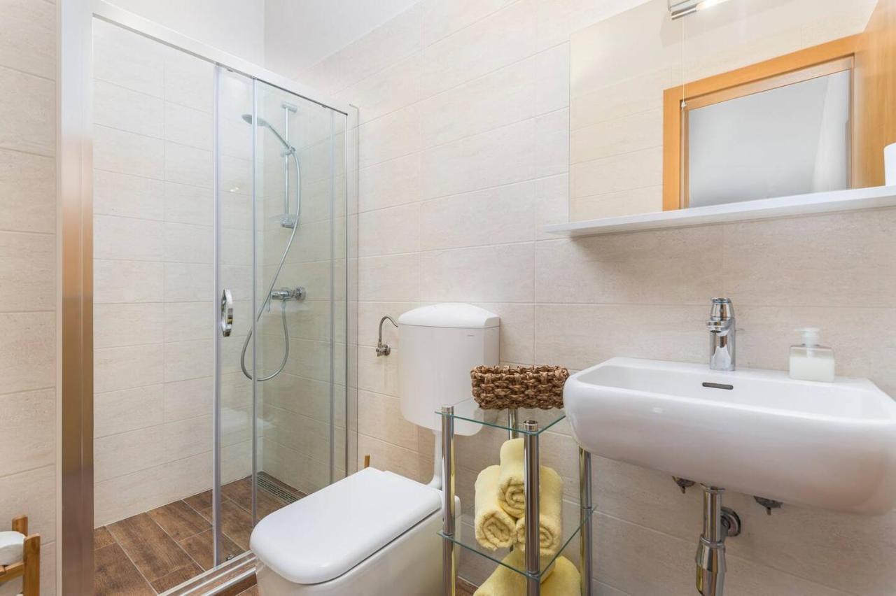E&T Apartments With A Beautiful Pool Rabac Exteriör bild