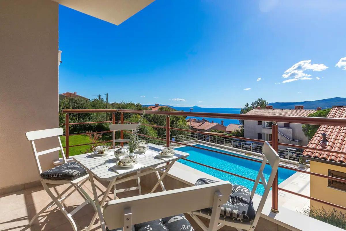 E&T Apartments With A Beautiful Pool Rabac Rum bild