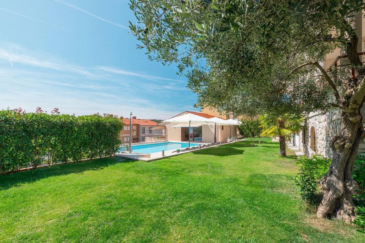 E&T Apartments With A Beautiful Pool Rabac Exteriör bild