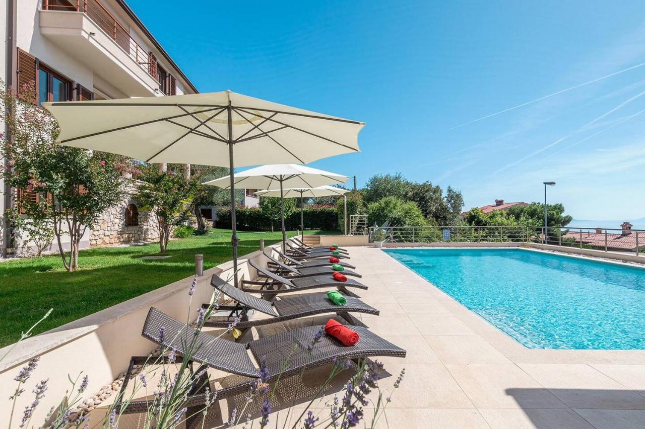 E&T Apartments With A Beautiful Pool Rabac Exteriör bild