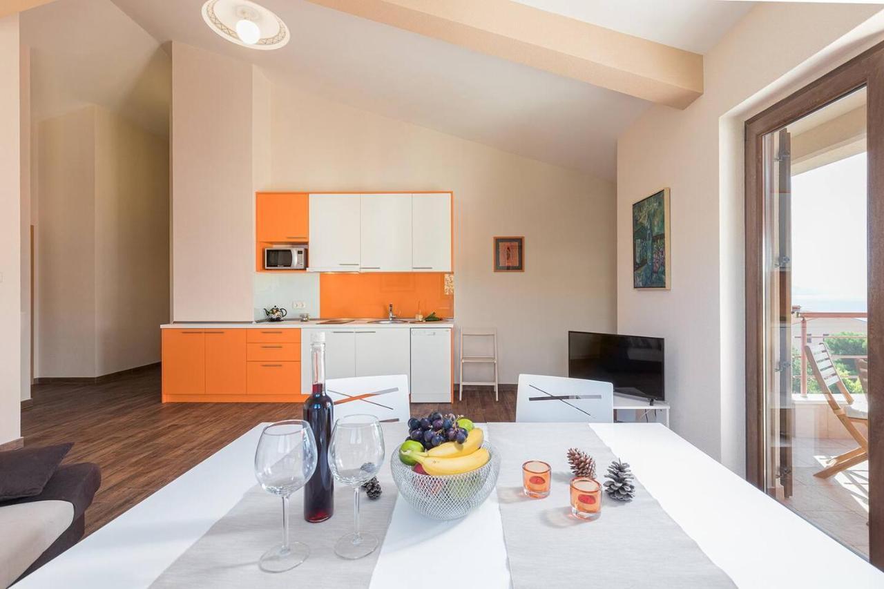 E&T Apartments With A Beautiful Pool Rabac Exteriör bild