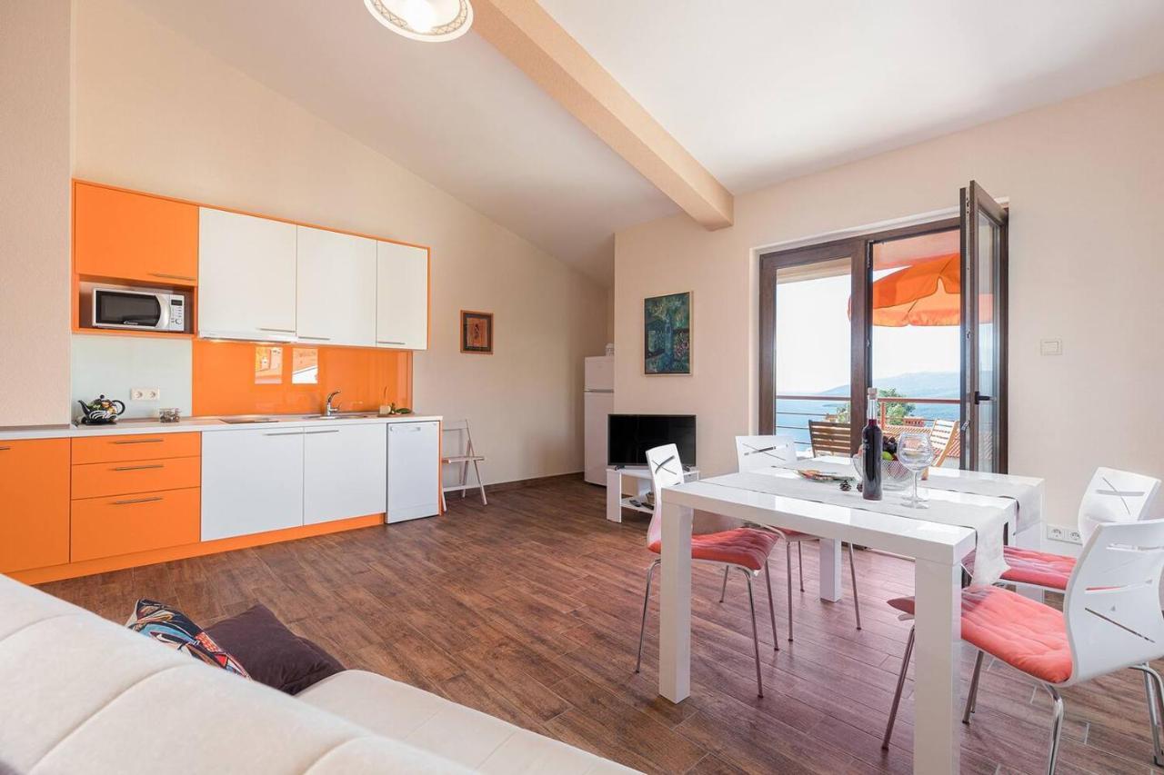 E&T Apartments With A Beautiful Pool Rabac Exteriör bild