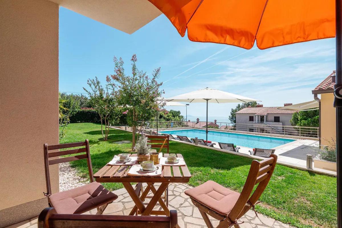 E&T Apartments With A Beautiful Pool Rabac Exteriör bild