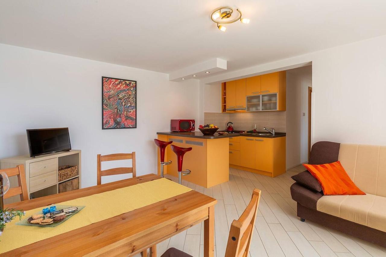 E&T Apartments With A Beautiful Pool Rabac Exteriör bild