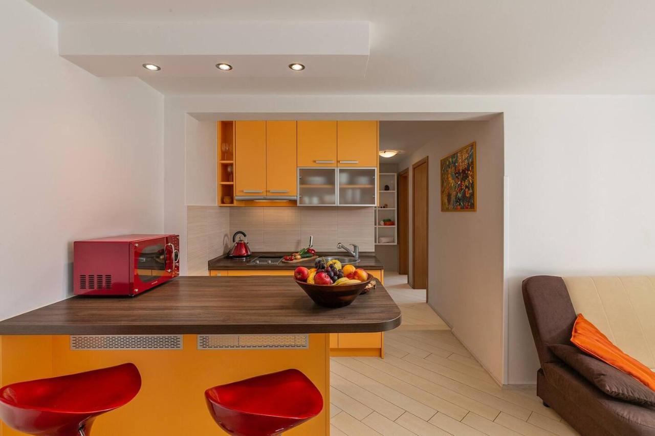 E&T Apartments With A Beautiful Pool Rabac Exteriör bild