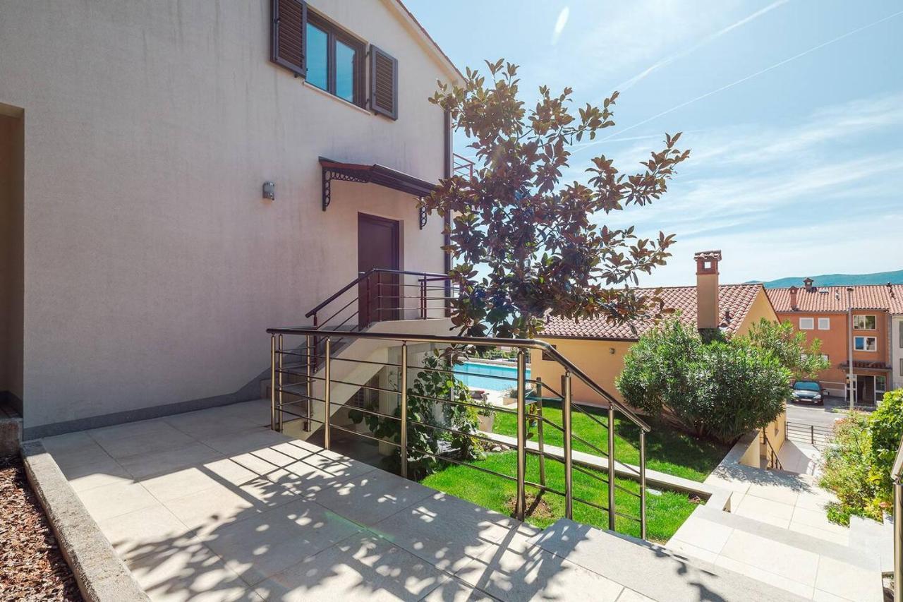 E&T Apartments With A Beautiful Pool Rabac Exteriör bild
