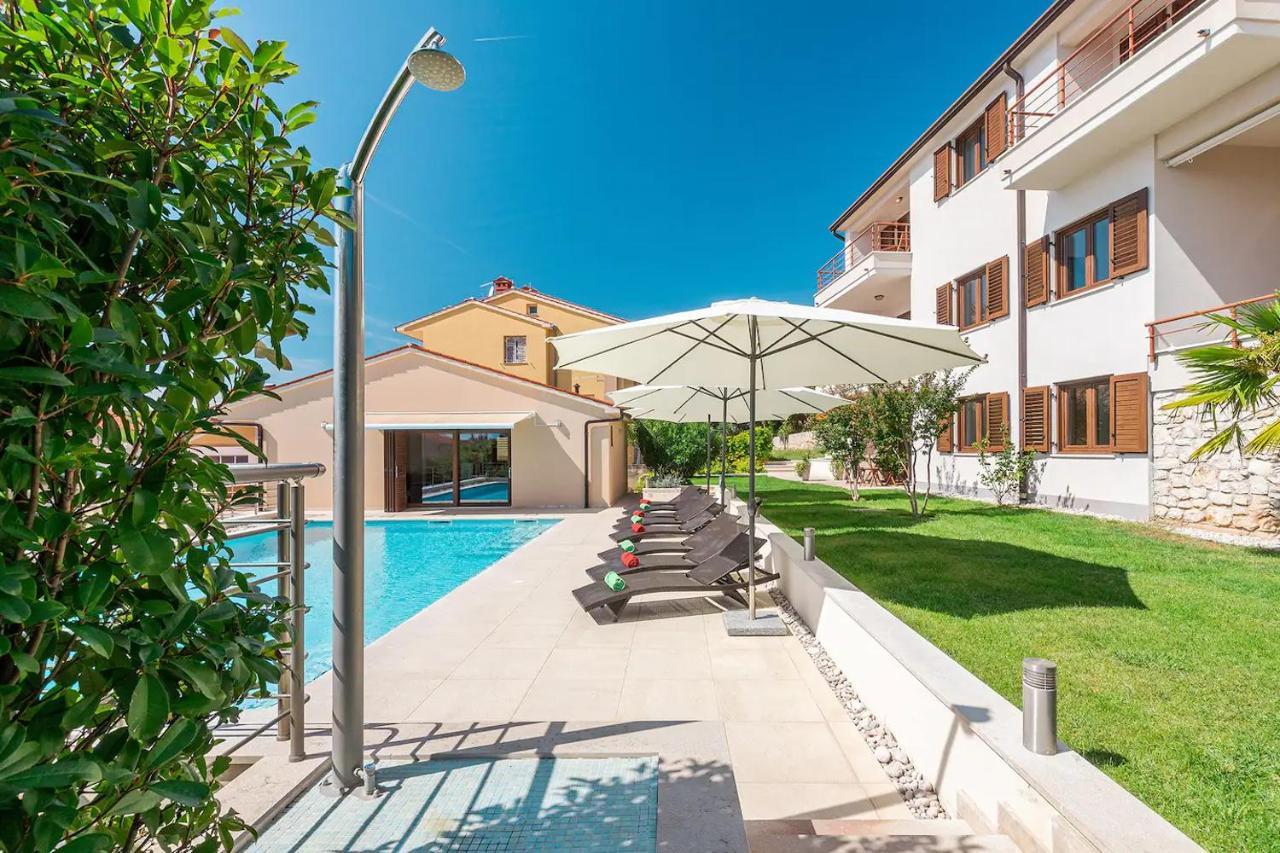 E&T Apartments With A Beautiful Pool Rabac Exteriör bild